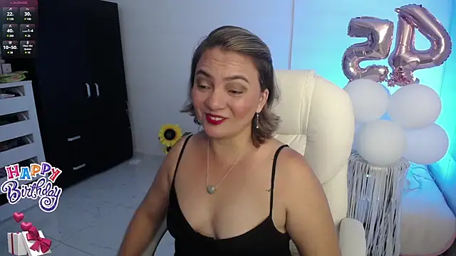 Snapshot of Chiraz_hasnaa chatting on 01/12/25, 11:36 Chiraz hasnaa online show from 01/12/25, 11:36