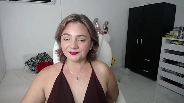 Snapshot of Chiraz_hasnaa chatting on 01/20/25, 10:59 Chiraz hasnaa online show from 01/20/25, 10:59