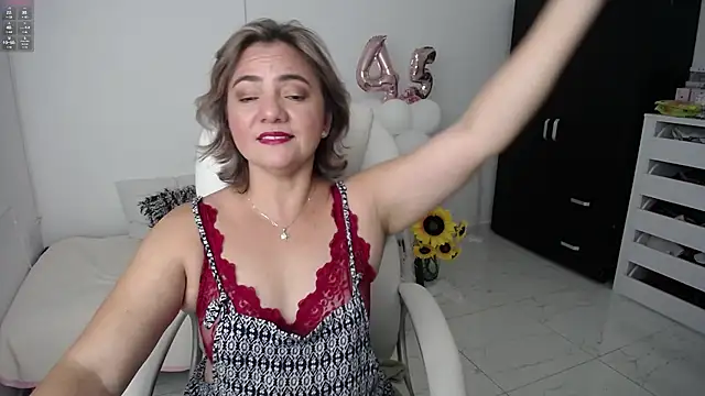 Snapshot of Chiraz_hasnaa chatting on 01/25/25, 12:26 Chiraz hasnaa online show from 01/25/25, 12:26