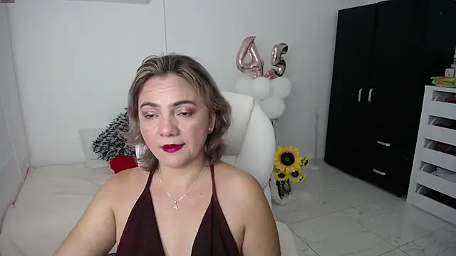 Snapshot of Chiraz_hasnaa chatting on 01/27/25, 11:54 Chiraz hasnaa online show from 01/27/25, 11:54