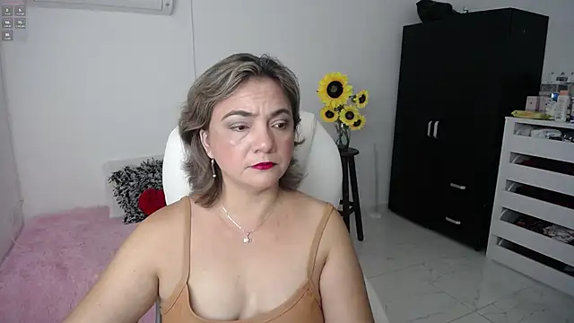 Snapshot of Chiraz_hasnaa chatting on 02/12/25, 10:15 Chiraz hasnaa online show from 02/12/25, 10:15