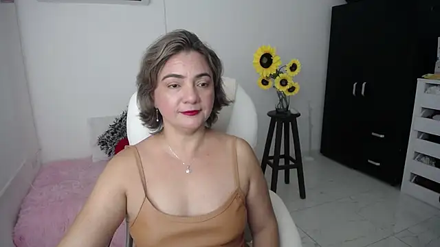 Snapshot of Chiraz_hasnaa chatting on 02/20/25, 11:32 Chiraz hasnaa online show from 02/20/25, 11:32