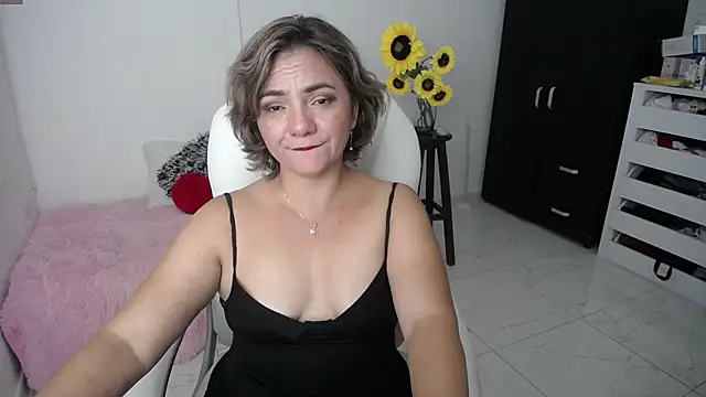 Snapshot of Chiraz_hasnaa chatting on 02/22/25, 01:55 Chiraz hasnaa online show from 02/22/25, 01:55