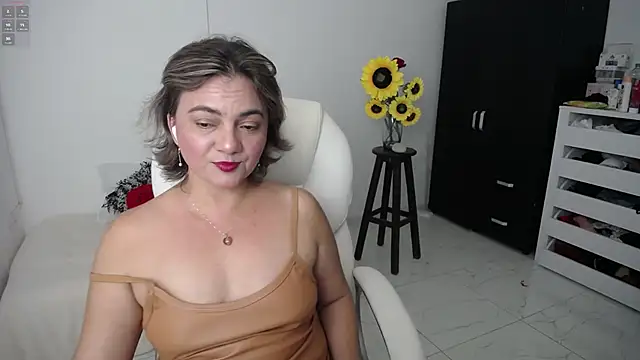 Snapshot of Chiraz_hasnaa chatting on 03/09/25, 11:25 Chiraz hasnaa online show from 03/09/25, 11:25