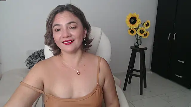 Snapshot of Chiraz_hasnaa chatting on 03/21/25, 12:51 Chiraz hasnaa online show from 03/21/25, 12:51