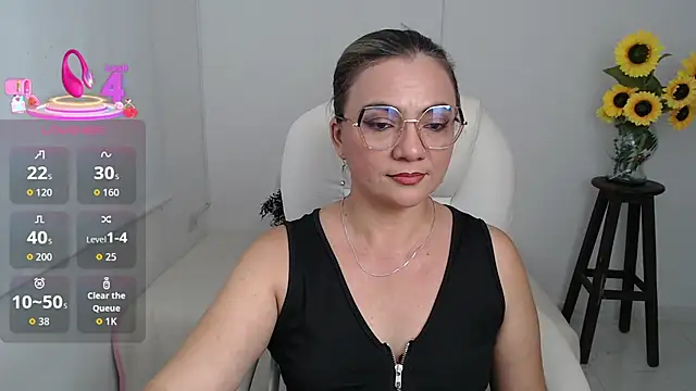 Snapshot of Chiraz_hasnaa chatting on 10/15/25, 02:22 Chiraz hasnaa online show from 10/15/25, 02:22