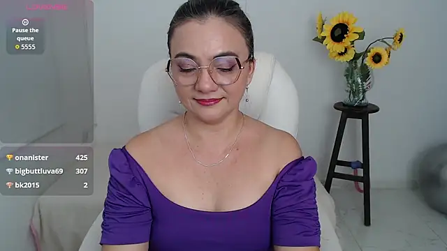 Snapshot of Chiraz_hasnaa chatting on 10/25/25, 04:24 Chiraz hasnaa online show from 10/25/25, 04:24