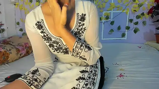 Snapshot of aarjulove chatting on 05/06/26, 02:40 aarjulove online show from 05/06/26, 02:40
