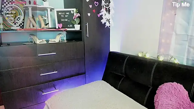 Emilytafur online show from 11/22/25, 05:45