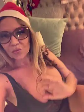 Snapshot of lolavalecuatro chatting on 12/16/24, 10:45 lolavalecuatro online show from 12/16/24, 10:45