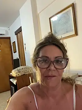 Snapshot of lolavalecuatro chatting on 01/12/25, 03:36 lolavalecuatro online show from 01/12/25, 03:36