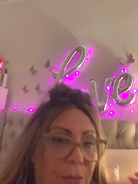 Snapshot of lolavalecuatro chatting on 02/22/25, 03:23 lolavalecuatro online show from 02/22/25, 03:23