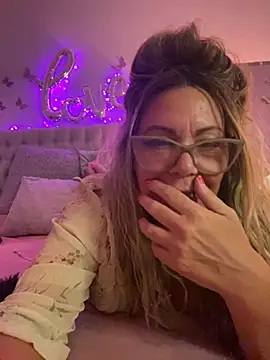 Snapshot of lolavalecuatro chatting on 02/25/25, 11:55 lolavalecuatro online show from 02/25/25, 11:55