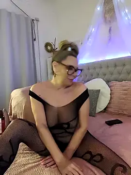 Snapshot of lolavalecuatro chatting on 09/15/25, 10:10 lolavalecuatro online show from 09/15/25, 10:10