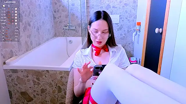 Snapshot of dorafisher01 chatting on 10/19/25, 09:32 dorafisher01 online show from 10/19/25, 09:32