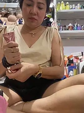 Snapshot of Cesywet chatting on 03/23/25, 06:16 Cesywet online show from 03/23/25, 06:16