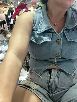 Snapshot of Cesywet chatting on 09/10/25, 04:45 Cesywet online show from 09/10/25, 04:45