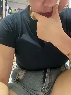 Snapshot of Cesywet chatting on 09/21/25, 05:42 Cesywet online show from 09/21/25, 05:42