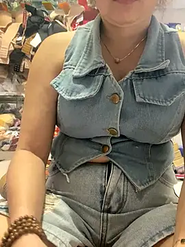 Snapshot of Cesywet chatting on 09/26/25, 06:28 Cesywet online show from 09/26/25, 06:28