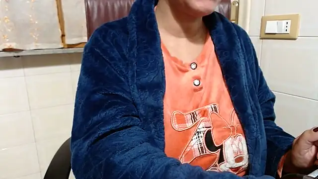 Foxlady2271 online show from 12/04/25, 03:54