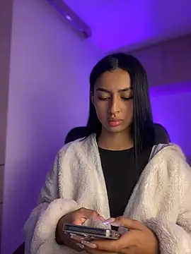 maddy bronw  online show from 01/21/25, 03:04