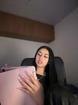 maddy bronw  online show from 03/15/25, 05:30