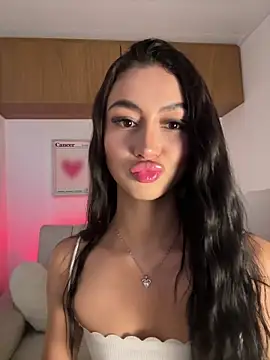 maddy bronw  online show from 11/25/25, 10:32