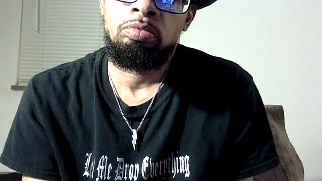 Snapshot of WhiskeyWood_DuhGOD chatting on 10/12/25, 01:26 WhiskeyWood DuhGOD online show from 10/12/25, 01:26