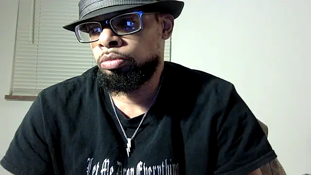 Snapshot of WhiskeyWood_DuhGOD chatting on 11/02/25, 01:19 WhiskeyWood DuhGOD online show from 11/02/25, 01:19