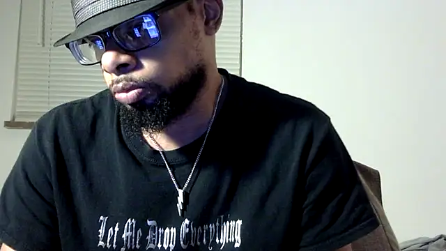 Snapshot of WhiskeyWood_DuhGOD chatting on 11/03/25, 02:13 WhiskeyWood DuhGOD online show from 11/03/25, 02:13