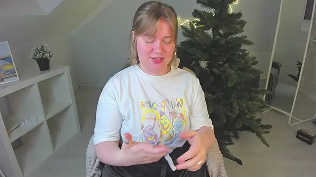 Kira Citro online show from 12/08/24, 03:24