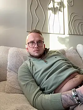 Snapshot of thehornyguy97 chatting on 12/19/25, 12:12 thehornyguy97 online show from 12/19/25, 12:12