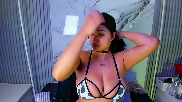 Snapshot of venusowen_ chatting on 05/19/26, 02:01 venusowen online show from 05/19/26, 02:01