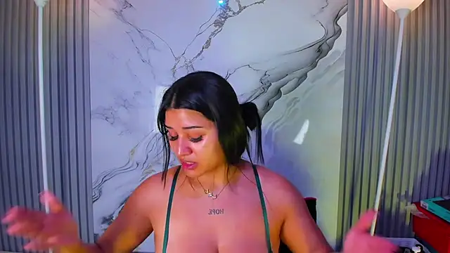 Snapshot of venusowen_ chatting on 07/18/26, 02:32 venusowen online show from 07/18/26, 02:32