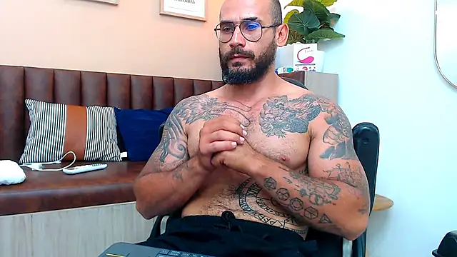 Snapshot of hanz_col chatting on 03/17/25, 02:01 hanz col online show from 03/17/25, 02:01