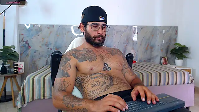 Snapshot of hanz_col chatting on 05/06/26, 04:23 hanz col online show from 05/06/26, 04:23