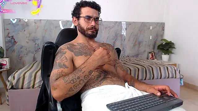 Snapshot of hanz_col chatting on 05/14/26, 04:36 hanz col online show from 05/14/26, 04:36