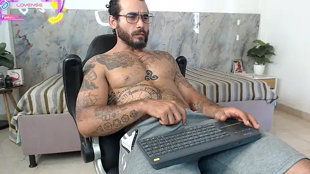 Snapshot of hanz_col chatting on 05/17/26, 06:37 hanz col online show from 05/17/26, 06:37
