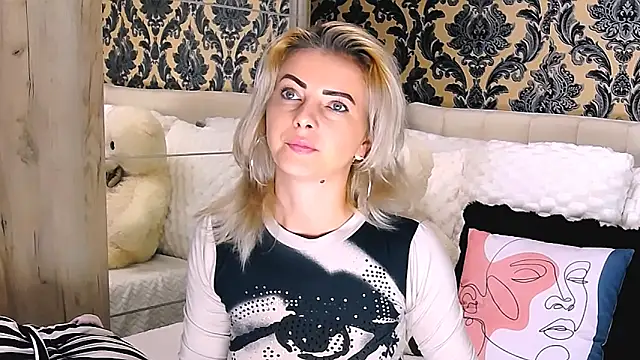 Snapshot of Aly_girl1 chatting on 10/04/25, 08:23 Aly girl1 online show from 10/04/25, 08:23