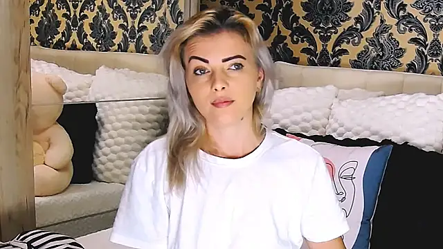 Snapshot of Aly_girl1 chatting on 10/13/25, 08:36 Aly girl1 online show from 10/13/25, 08:36