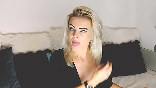 Snapshot of Aly_girl1 chatting on 11/10/25, 11:42 Aly girl1 online show from 11/10/25, 11:42