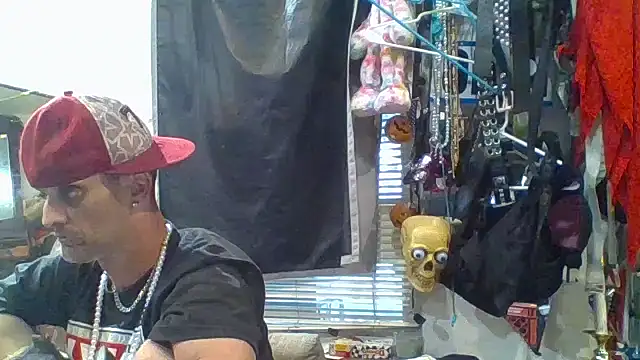 Snapshot of slinginbigD chatting on 10/04/25, 11:03 slinginbigD online show from 10/04/25, 11:03