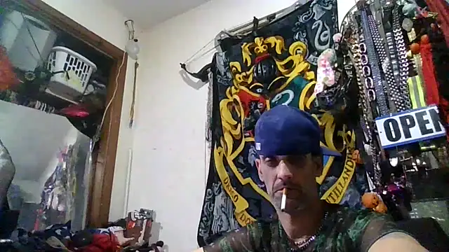 Snapshot of slinginbigD chatting on 12/22/25, 05:48 slinginbigD online show from 12/22/25, 05:48