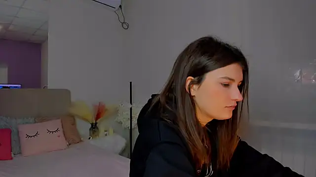 Laura Leee online show from 02/04/25, 06:25