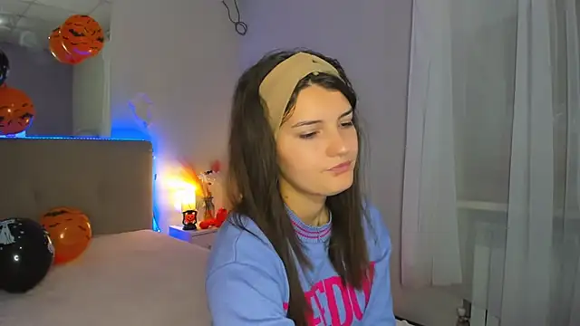 Laura Leee online show from 10/24/25, 05:26