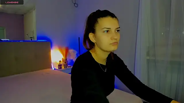 Laura Leee online show from 11/11/25, 06:13