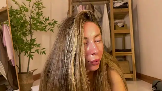 Snapshot of ___art chatting on 10/28/25, 02:31 art online show from 10/28/25, 02:31