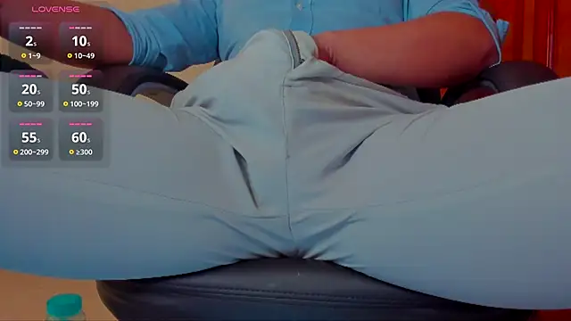 Snapshot of MrLonely02 chatting on 02/20/25, 04:14 MrLonely02 online show from 02/20/25, 04:14