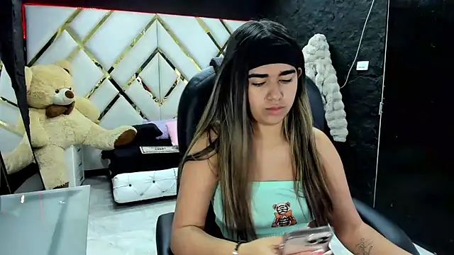 Snapshot of NahomiConnor_ chatting on 12/18/25, 12:44 NahomiConnor online show from 12/18/25, 12:44