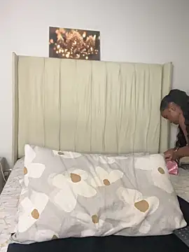 Snapshot of BhadBhad_Kitty chatting on 10/27/25, 05:33 BhadBhad Kitty online show from 10/27/25, 05:33